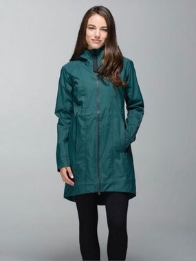 Lululemon Long Women's Right as Rain Furl Green Hooded Jacket size 10